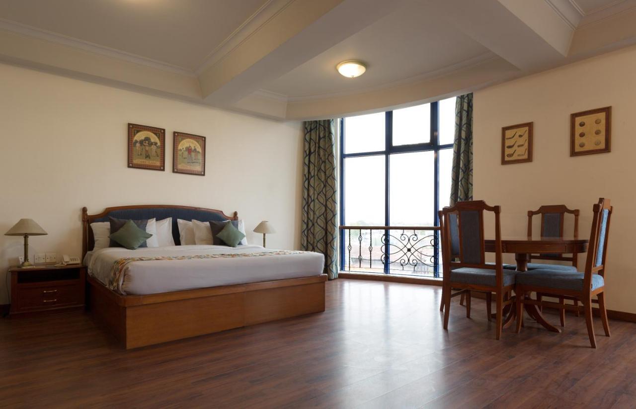 Hotel Crystal Palace Meerut Luaran gambar