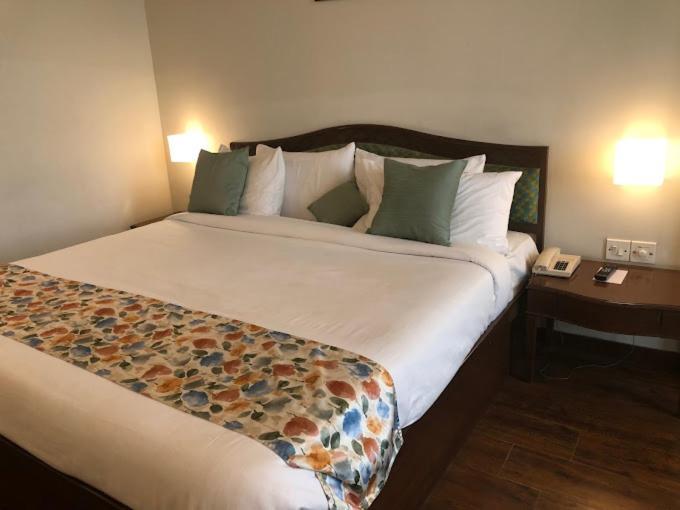 Hotel Crystal Palace Meerut Luaran gambar